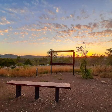 Готель Mt Larcom Tourist Park Mount Larcom Екстер'єр фото