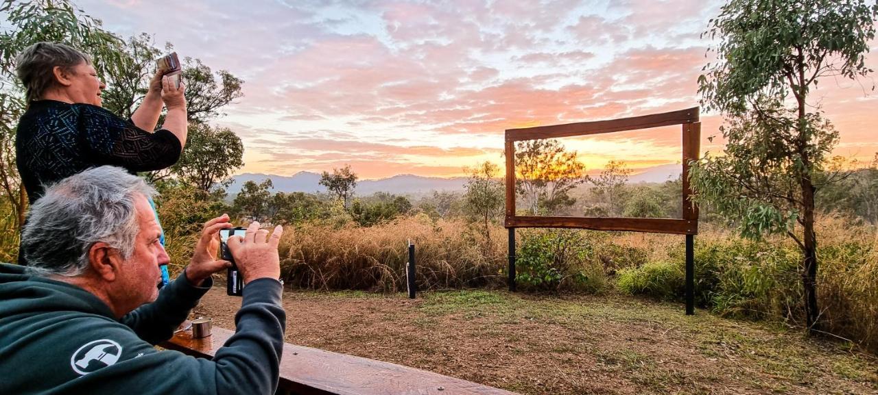 Готель Mt Larcom Tourist Park Mount Larcom Екстер'єр фото