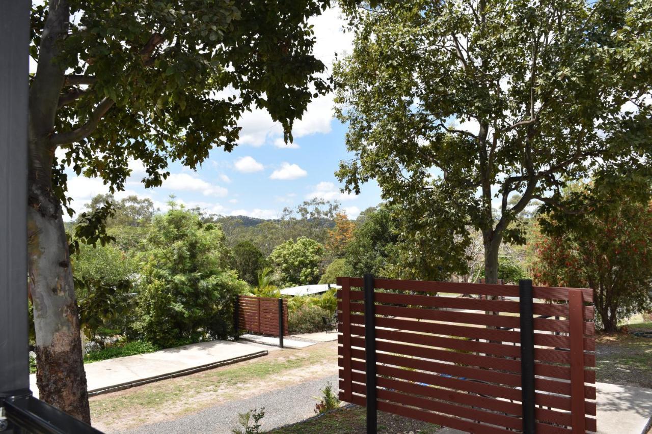Готель Mt Larcom Tourist Park Mount Larcom Екстер'єр фото