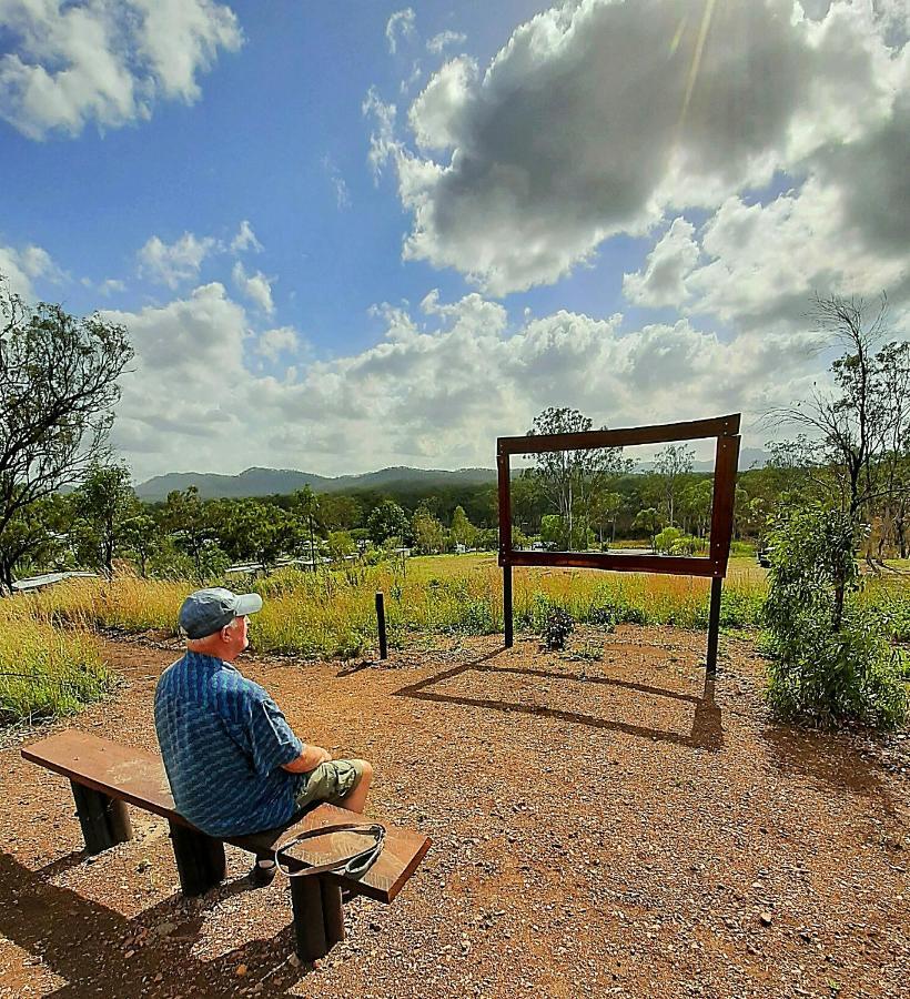 Готель Mt Larcom Tourist Park Mount Larcom Екстер'єр фото