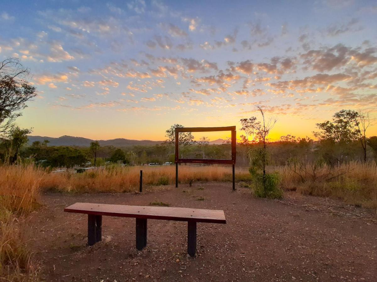 Готель Mt Larcom Tourist Park Mount Larcom Екстер'єр фото