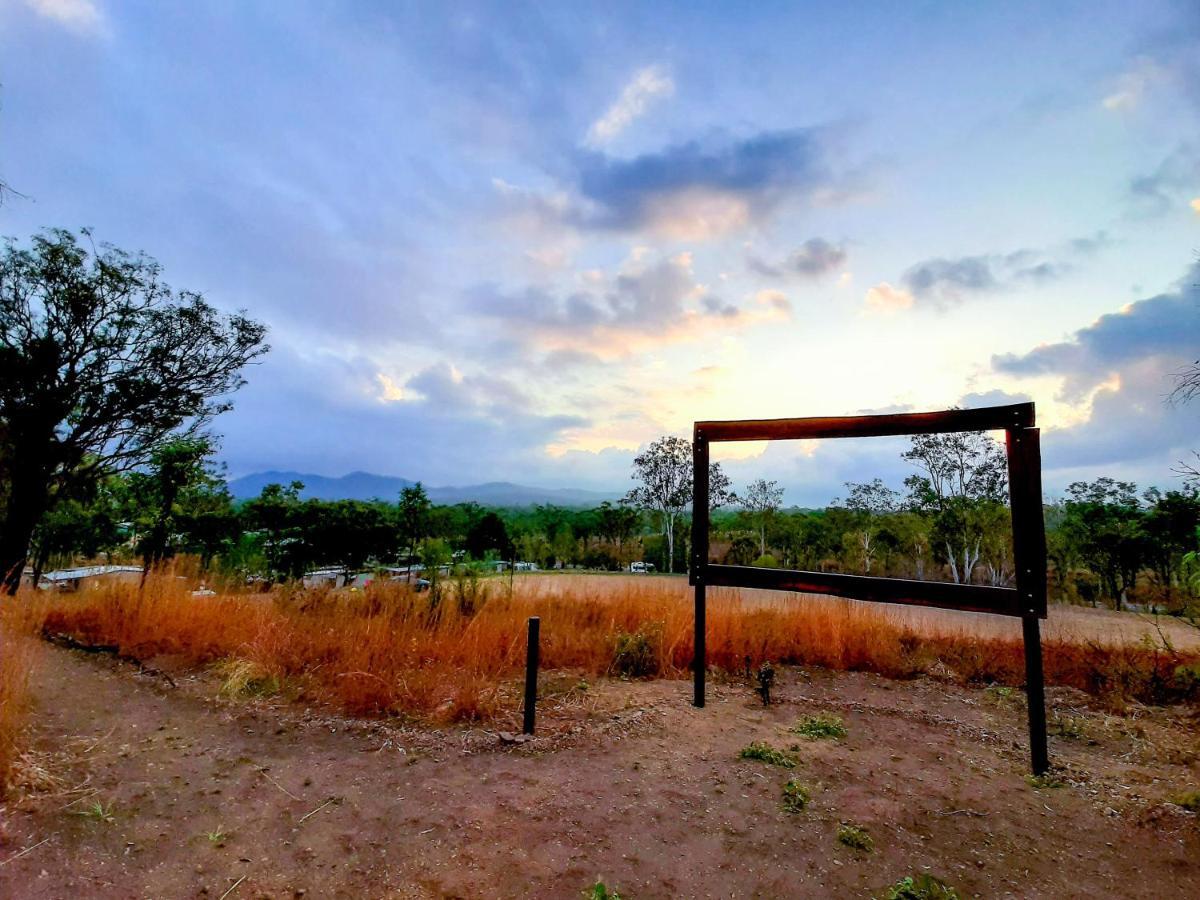 Готель Mt Larcom Tourist Park Mount Larcom Екстер'єр фото